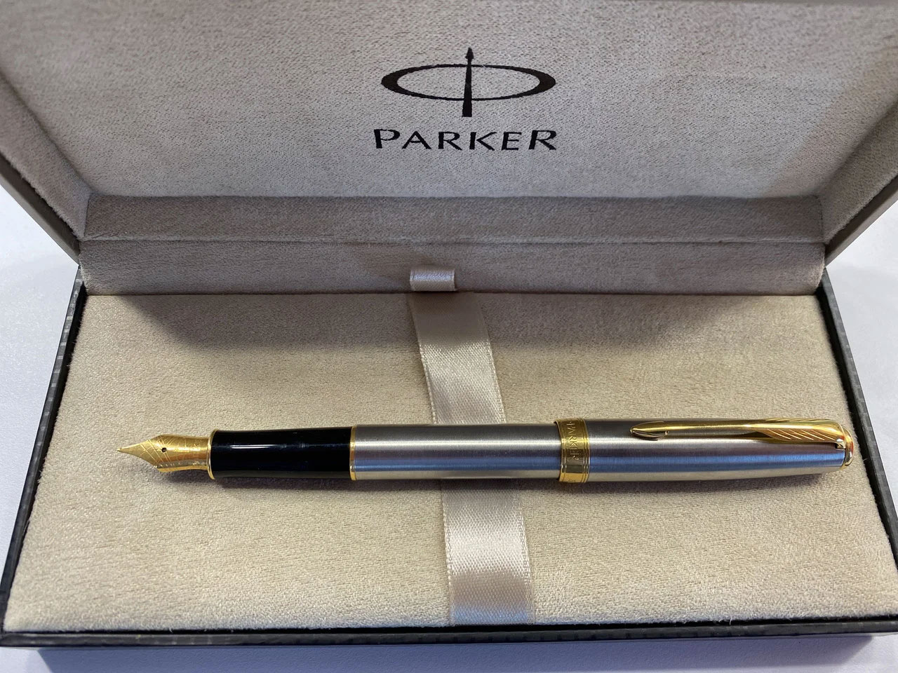 Ручка перова Sonnet Stainless SteelGT, сталь, оздоблення позолота 23К Parker - фото 3