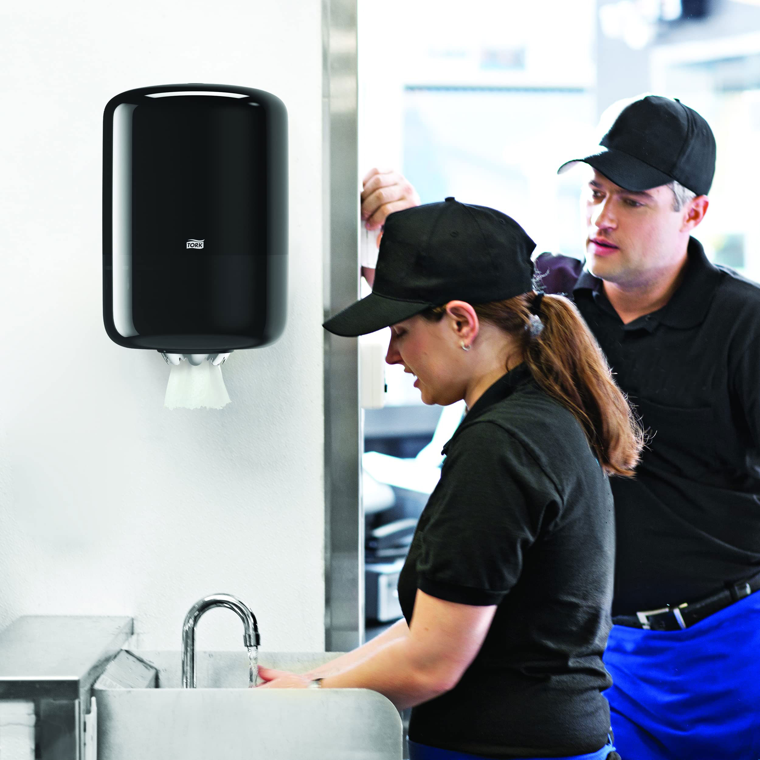 Тримач для рулонних рушників з центральним витягуванням Elevation, Максі, (M2), чорн. Tork - фото 4