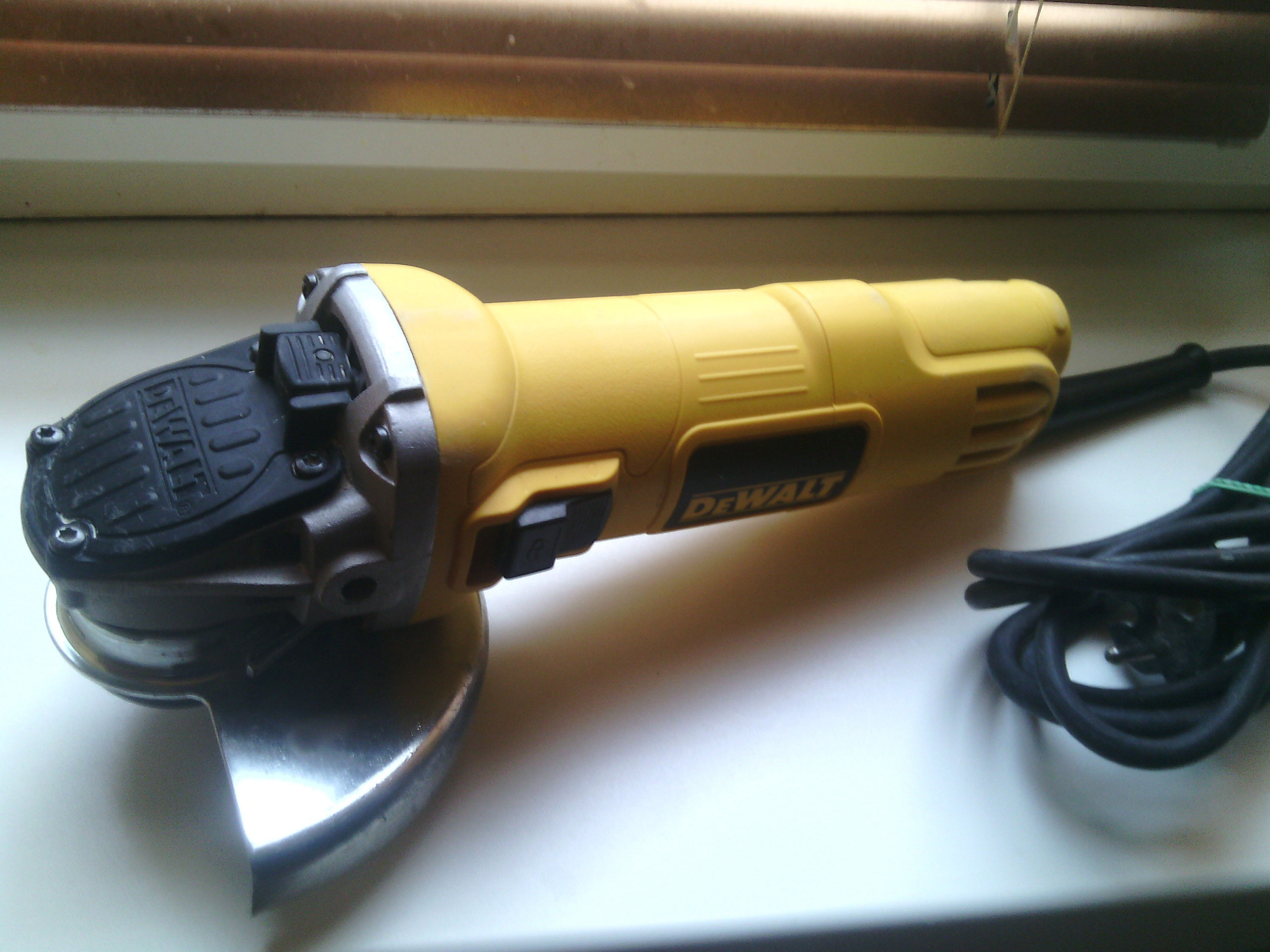 Шлифмашина угловая 125мм DWE4057, 800Вт, 11800об/мин., d=125мм, вес 1.8кг. DeWALT - фото 2