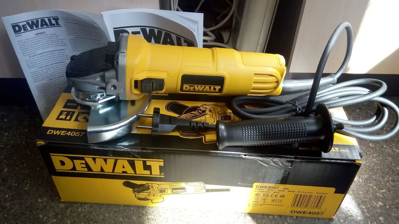 Шлифмашина угловая 125мм DWE4057, 800Вт, 11800об/мин., d=125мм, вес 1.8кг. DeWALT - фото 4