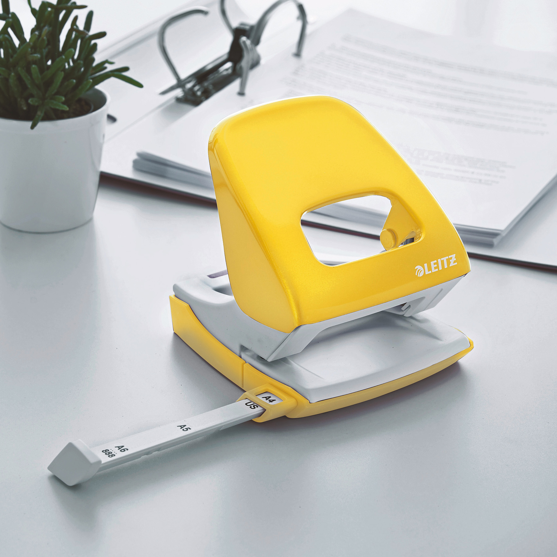 Діркопробивач на 2 отвори, до 30 аркушів Leitz WOW, металевий, жовт. LEITZ - фото 2