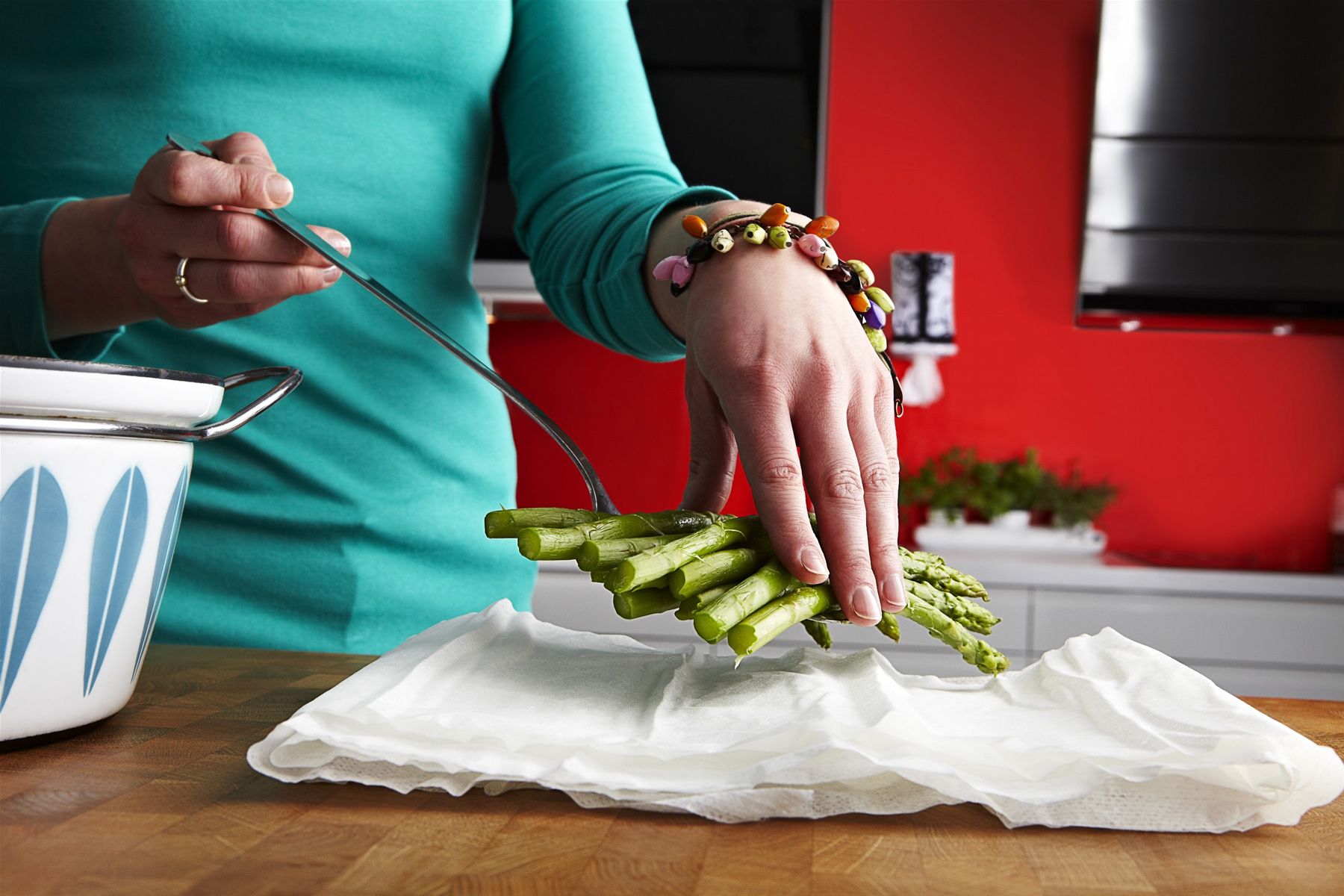 Полотенца рулонные 2-х сл., целлюлоза, 72отр.(24*25см.), 2шт./уп., Wisch & Weg Design, бел. ZEWA - фото 1