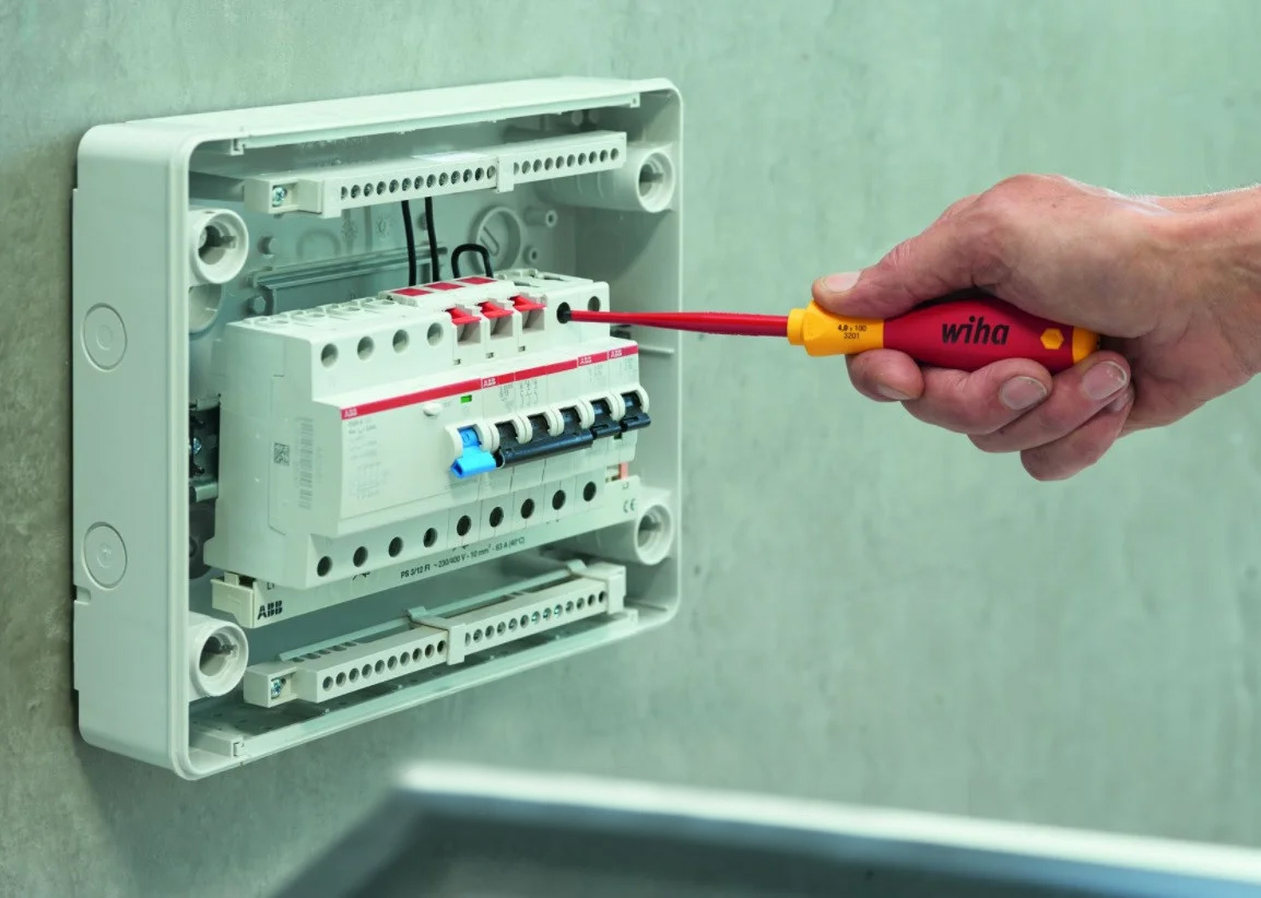 Отвертка диэлектрическая slimFix VDE PH2x100 SoftFinish, красн. Wiha - фото 1