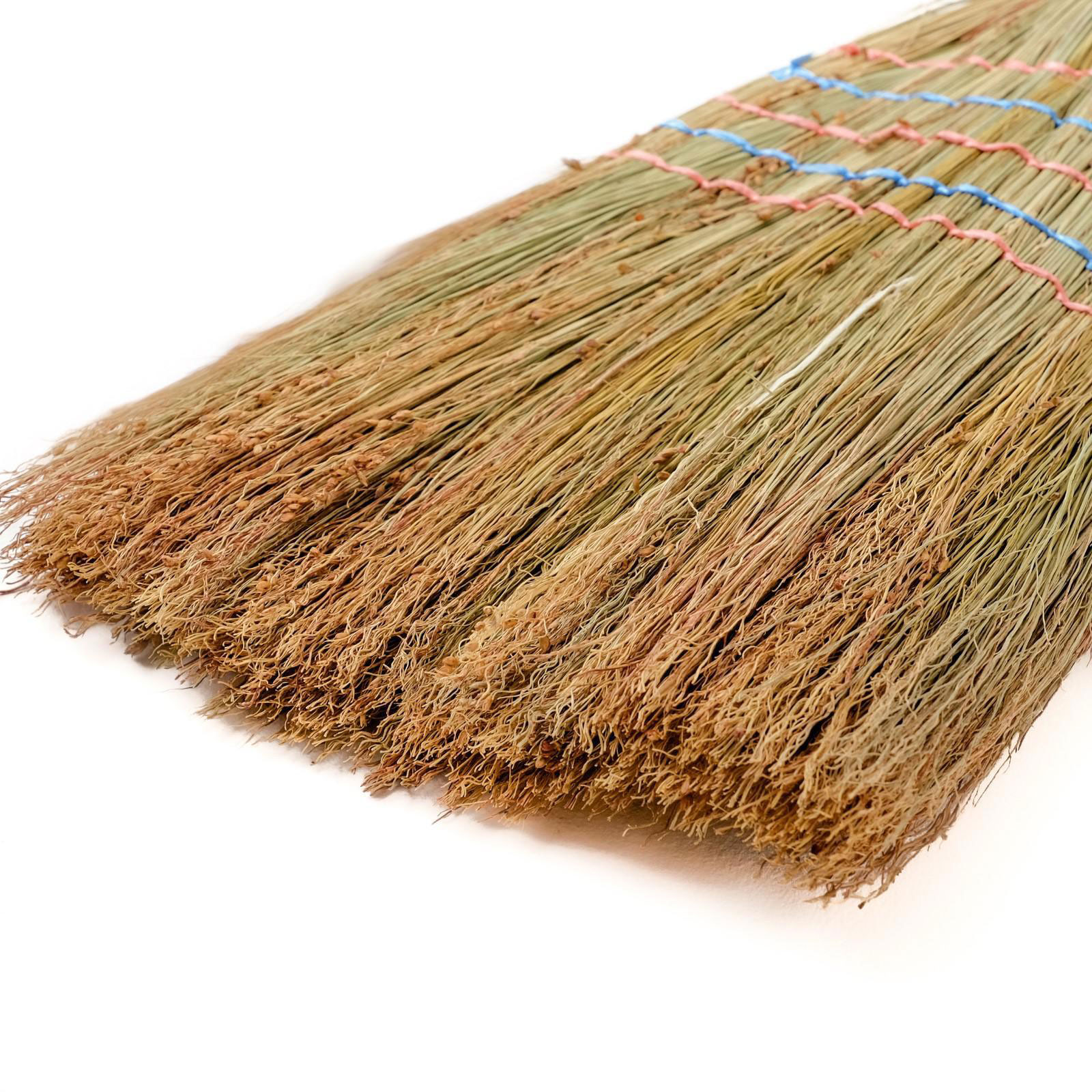 Веник сорго с деревянной ручкой Украина - фото 4