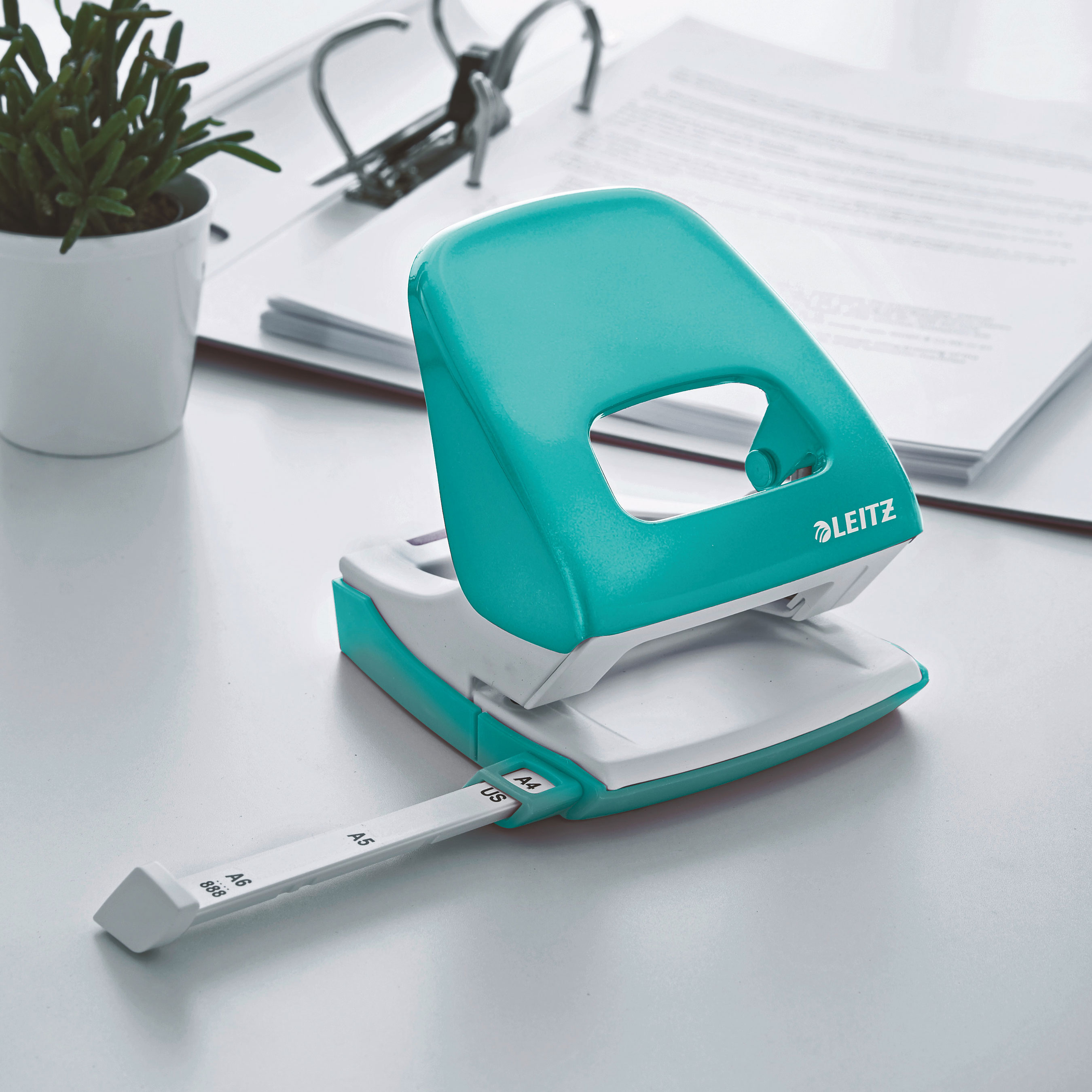 Діркопробивач на 2 отвори, до 30 аркушів Leitz WOW, металевий, бірюзовий металік LEITZ - фото 3