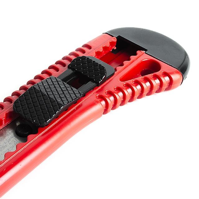 Ніж канцелярський великий 18мм., прорізний з отломним лезом INTERTOOL - фото 2