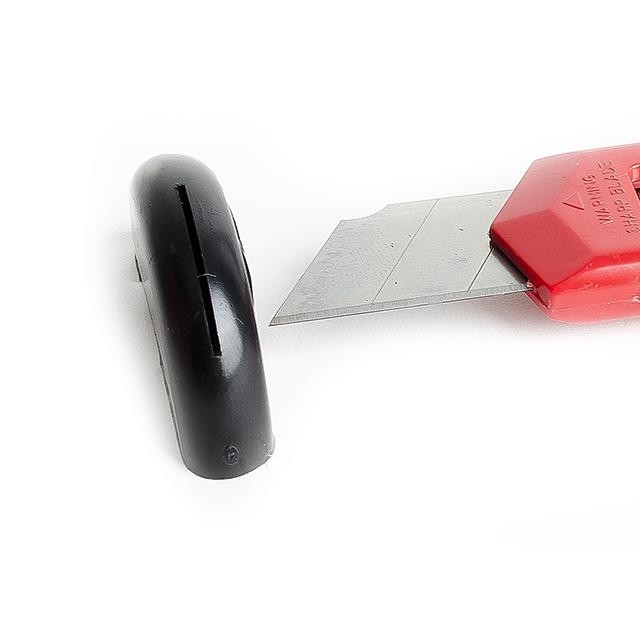 Ніж канцелярський великий 18мм., прорізний з отломним лезом INTERTOOL - фото 3