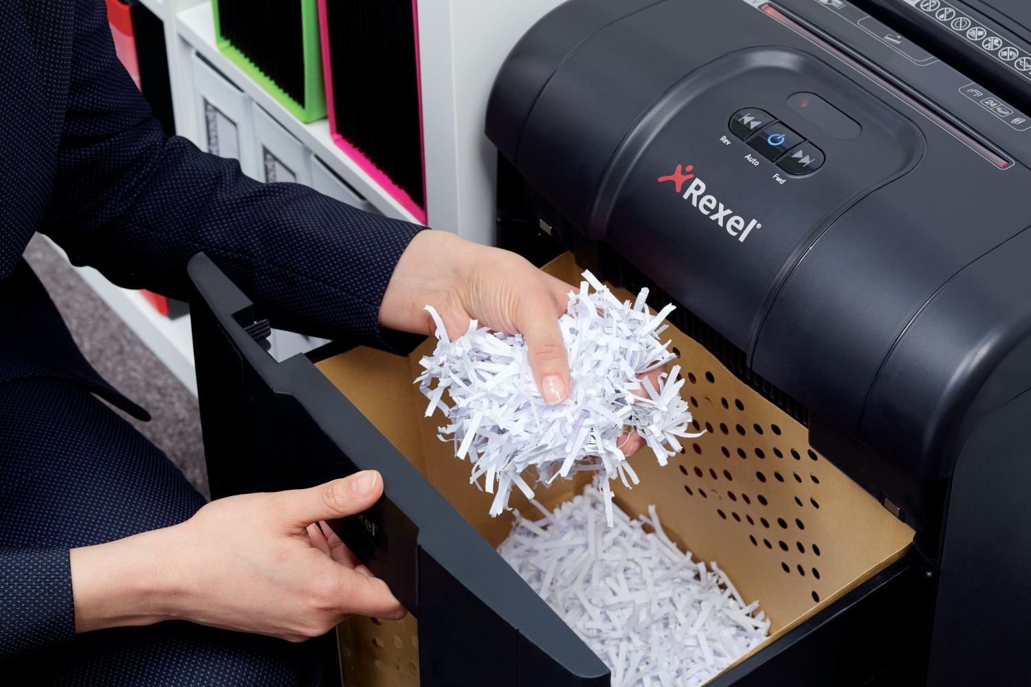 Знищувач документів Mercury RSX1834 P4 18лист., перехресне різання, корзина 34л Rexel - фото 10