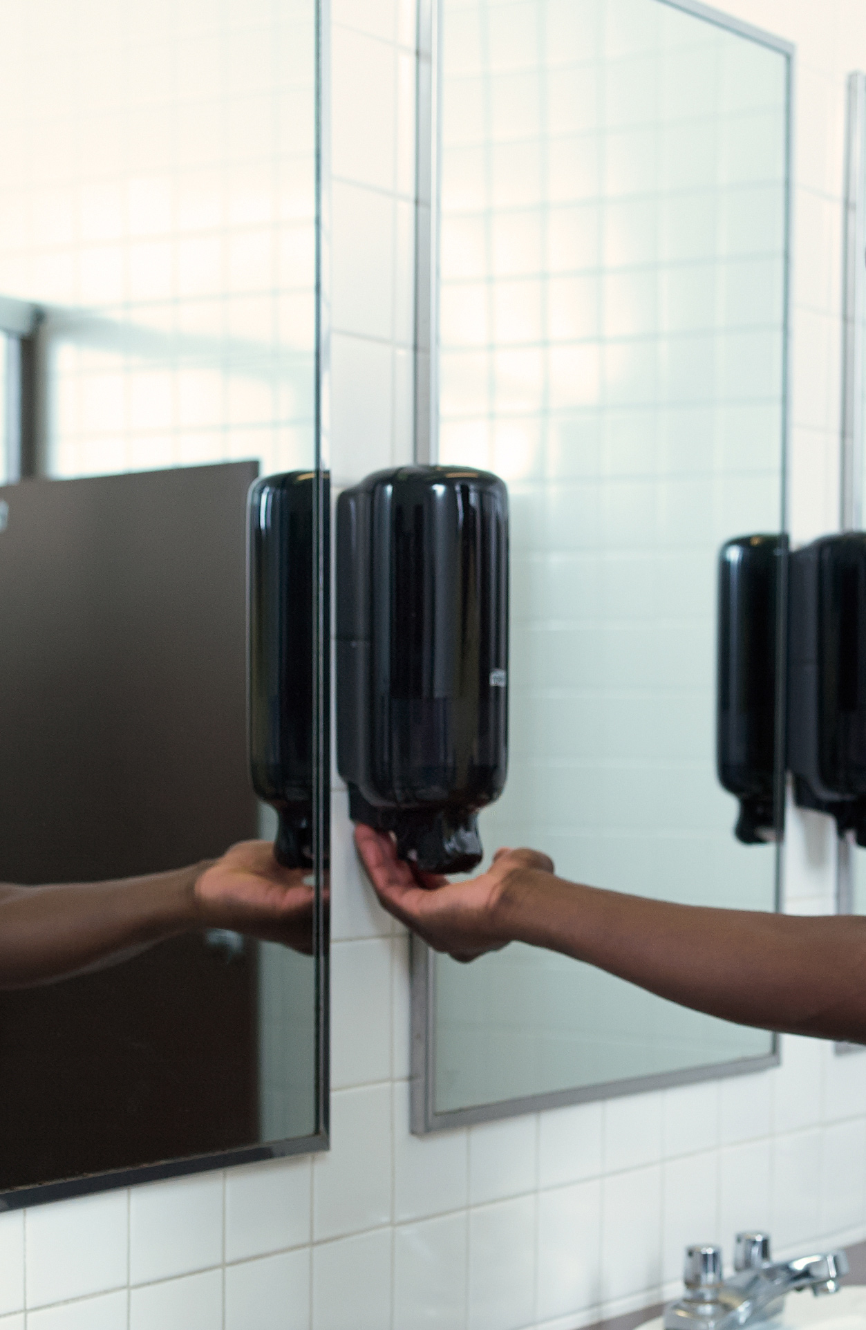 Диспенсер для жидкого мыла-пены Elevation, 1л,  пластик, (S4), черн. Tork - фото 5