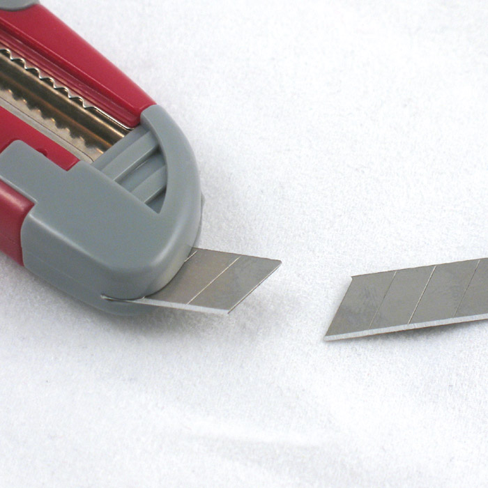 Нож канцелярский малый 9мм., метал. направляющая, пласт. прорезиненный корпус, красно-серый Axent - фото 2