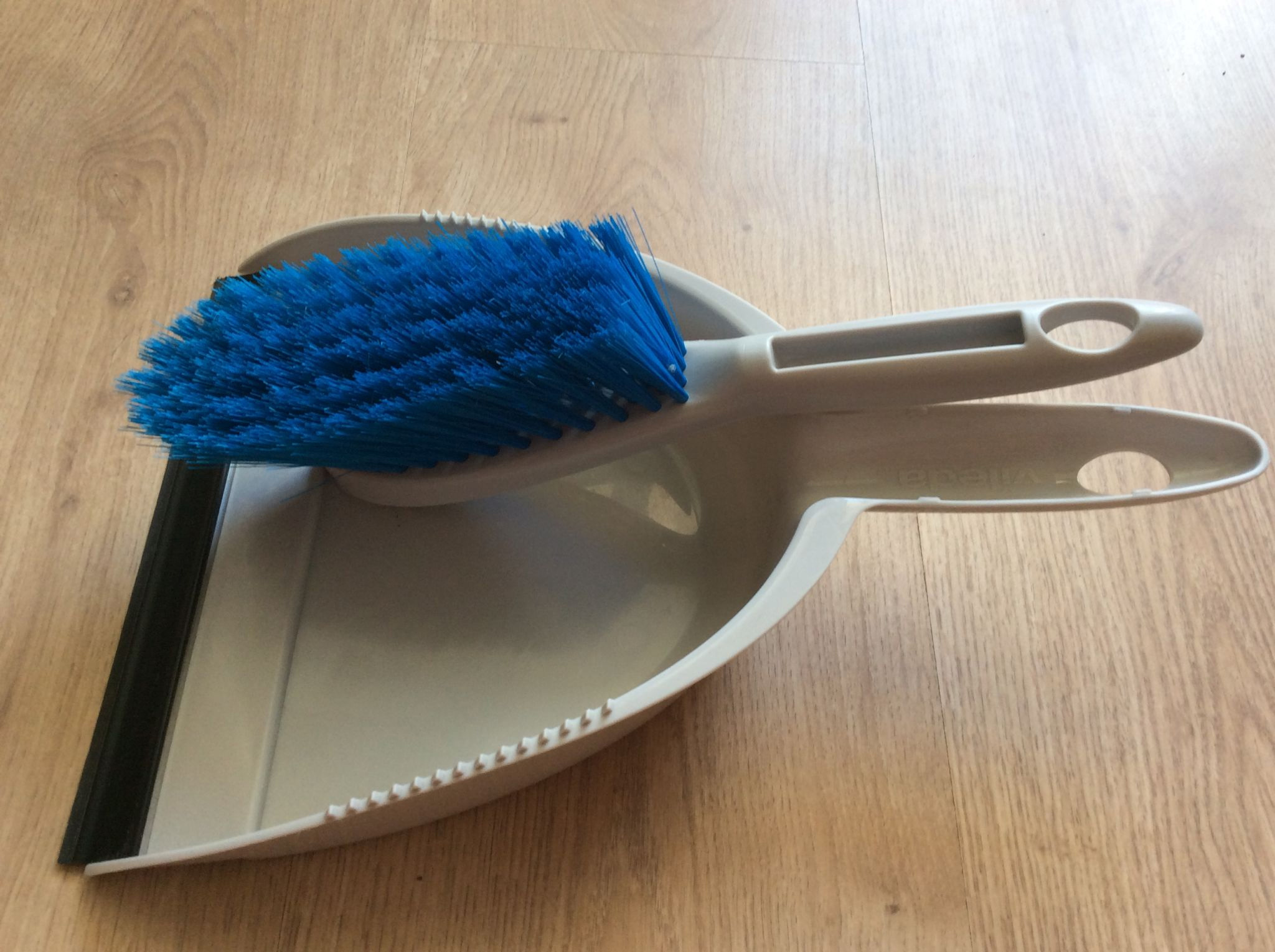 Набір для прибирання приміщень: совком для сміття і щітка з м'яким ворсом, 30см (100833) Vileda Professional - фото 2