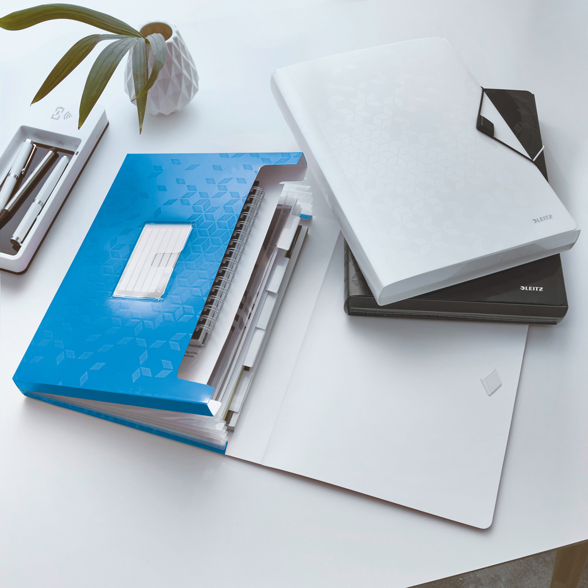 Папка-картотека на 6 відділень Wow А4 на гумках з перегородками, метал. блакит. LEITZ - фото 4