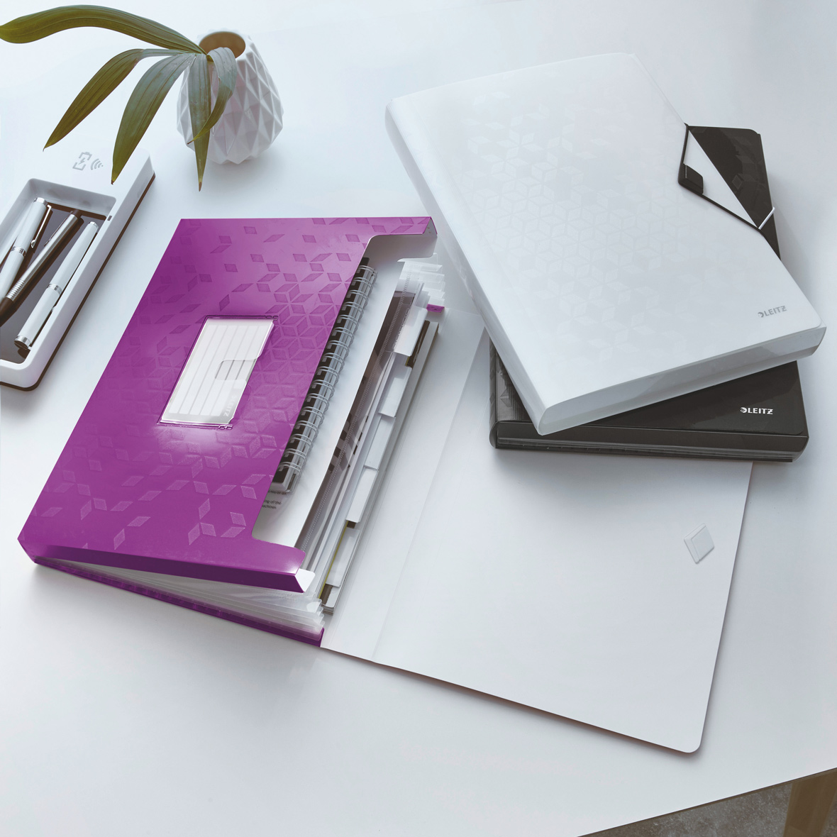 Папка-картотека на 6 відділень Wow, А4, на гумках, з перегородками, метал. чорничний LEITZ - фото 4