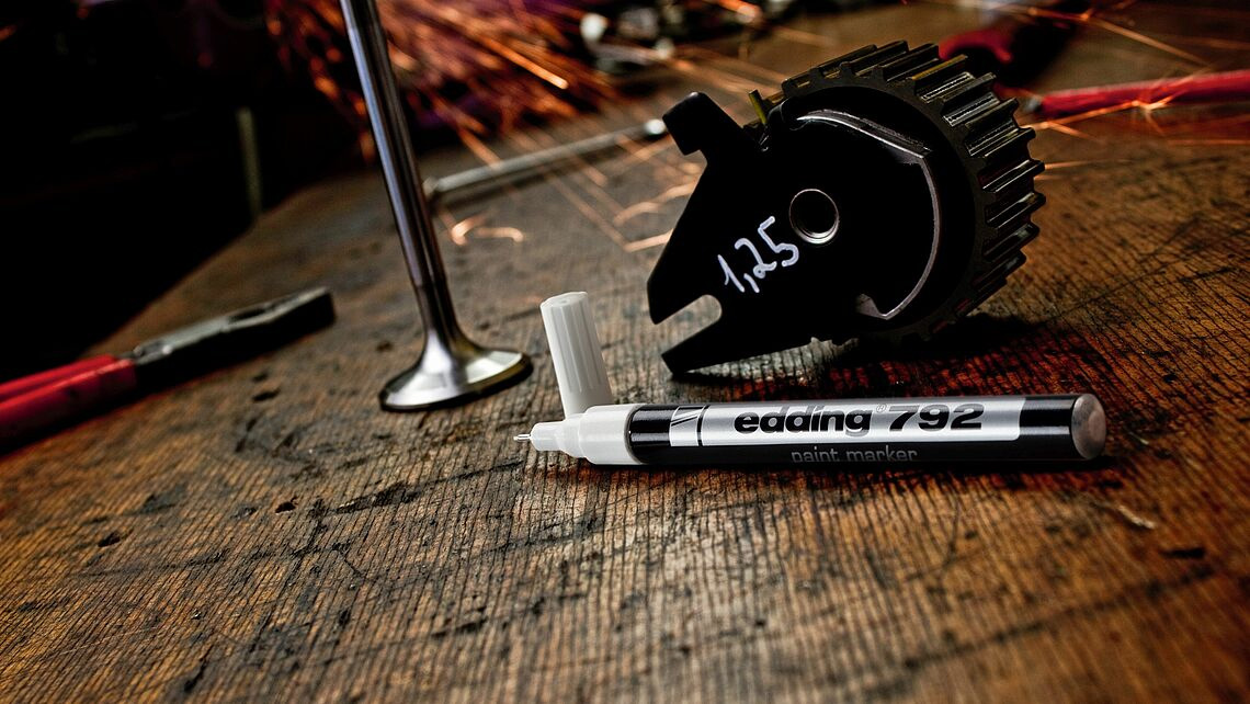 Маркер лакуючий 792, тонкий наконечник 0,8мм., чорн. Edding - фото 9