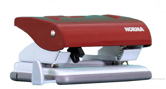 Дырокол на 2 отверстия, до 30 листов (4346), металлический, красн. NORMA - фото 4