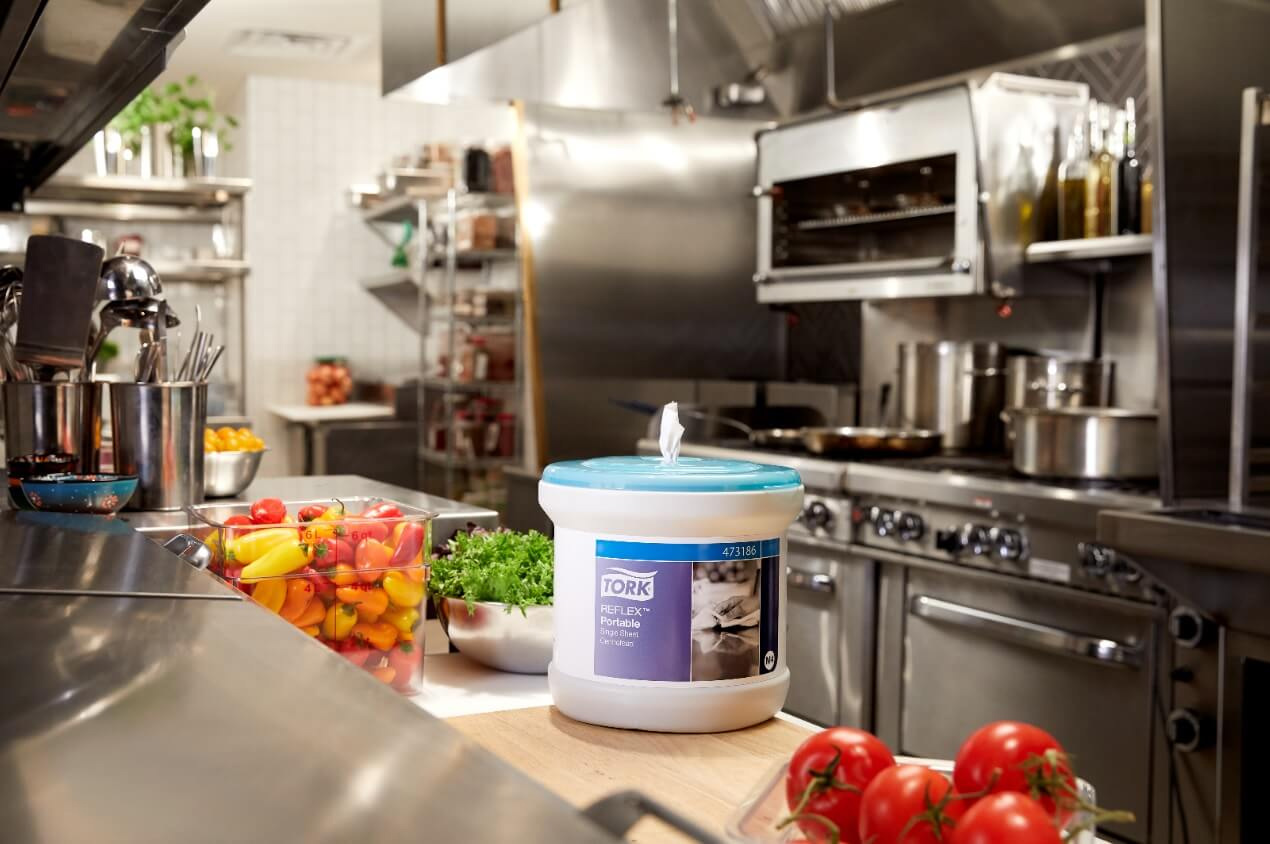 Диспенсер для полотенец в рулонах с центральной вытяжкой, Переносной пластик, Reflex, (M4), бирюз. Tork - фото 3