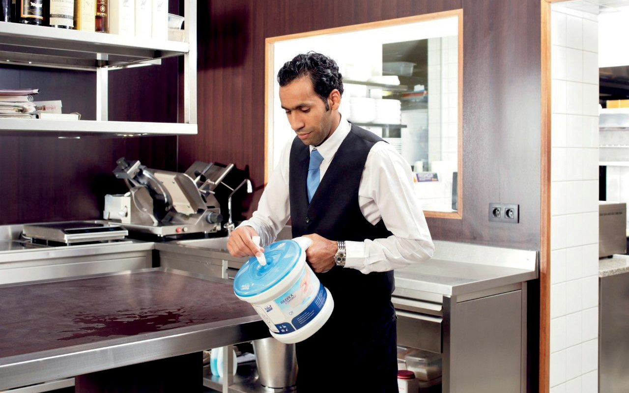 Диспенсер для полотенец в рулонах с центральной вытяжкой, Переносной пластик, Reflex, (M4), бирюз. Tork - фото 5