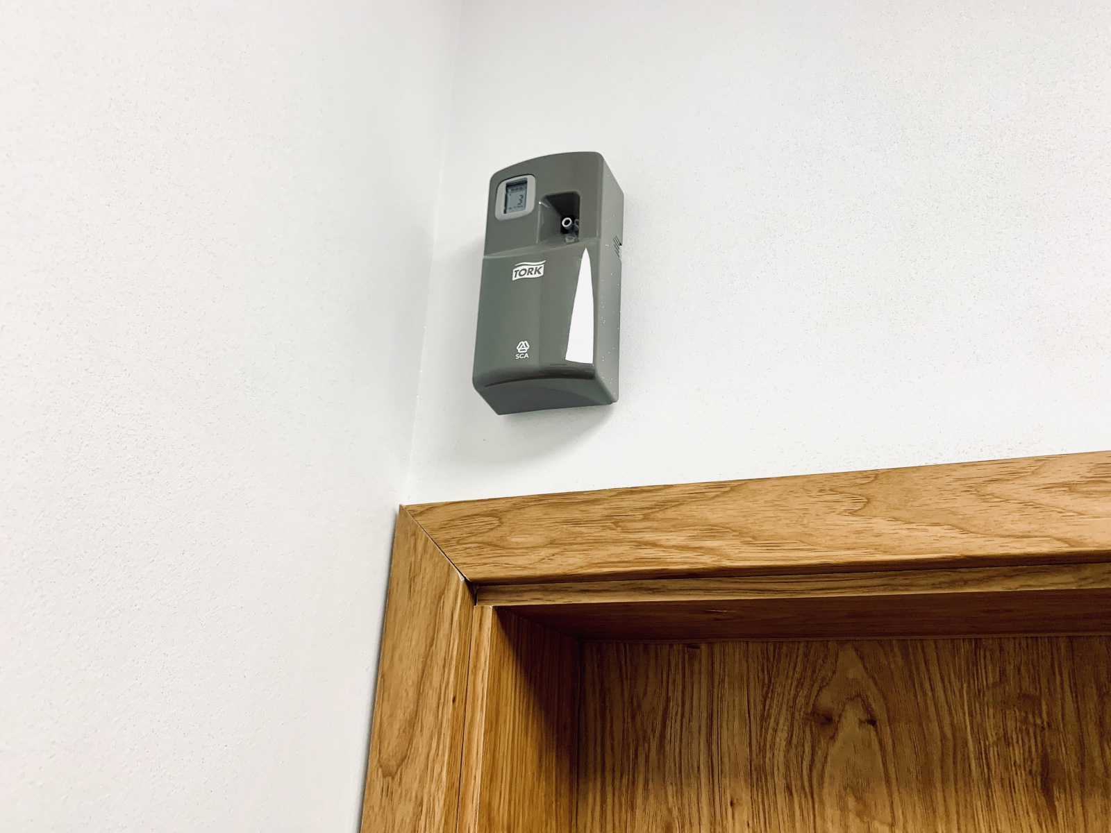 Диспенсер для аерозольного освіжувача повітря Aluminium, електронний, пластик, (A1), сірий Tork - фото 1