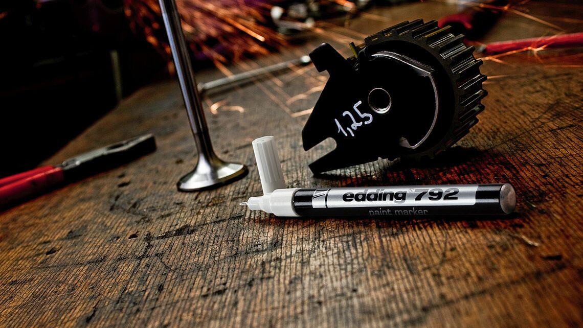 Маркер лакирующий 792, тонкий наконечник 0,8мм., бел. Edding - фото 5