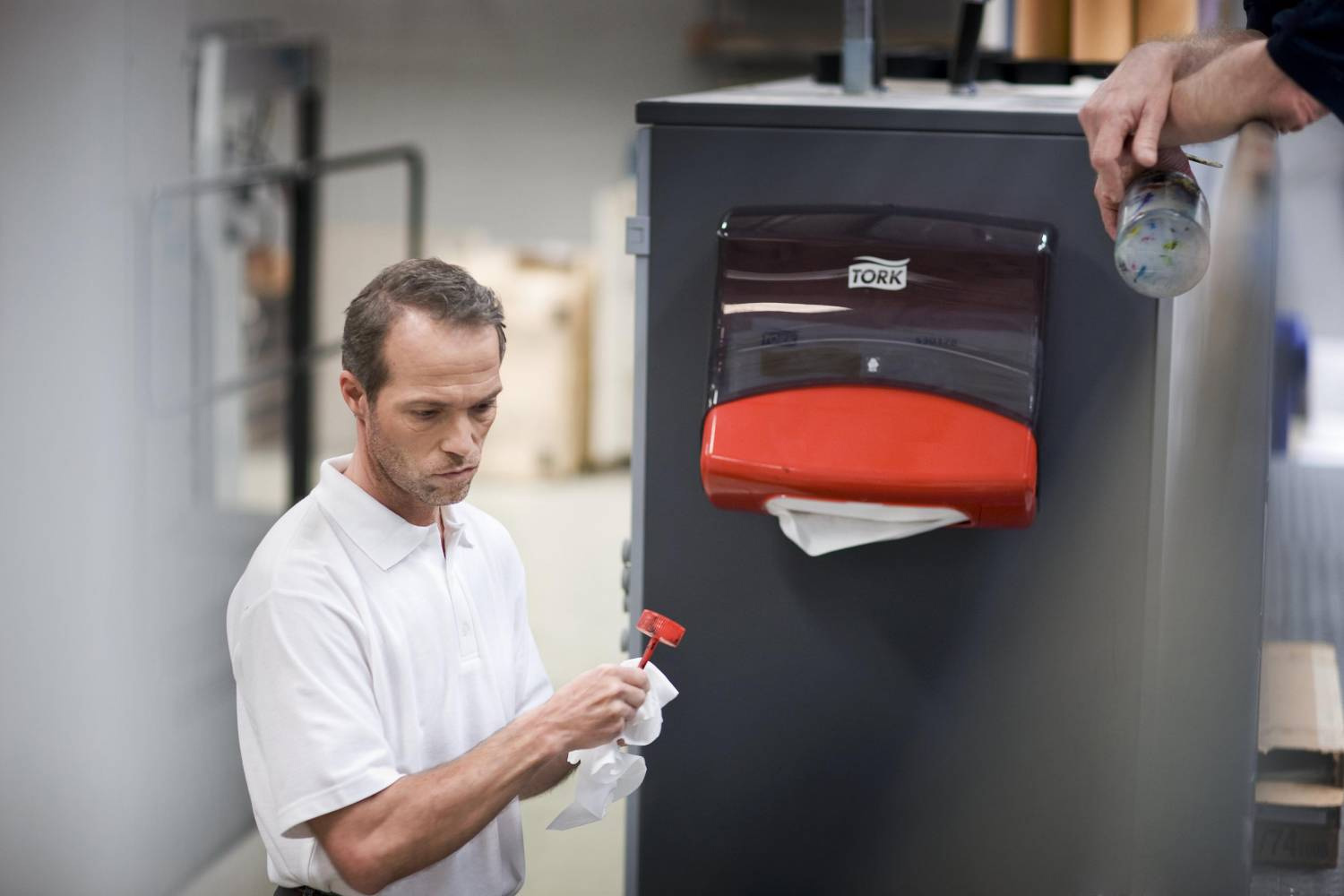 Диспенсер для материалов в салфетках Tork Performance, пластик, (W4), красн./черн. Tork - фото 3